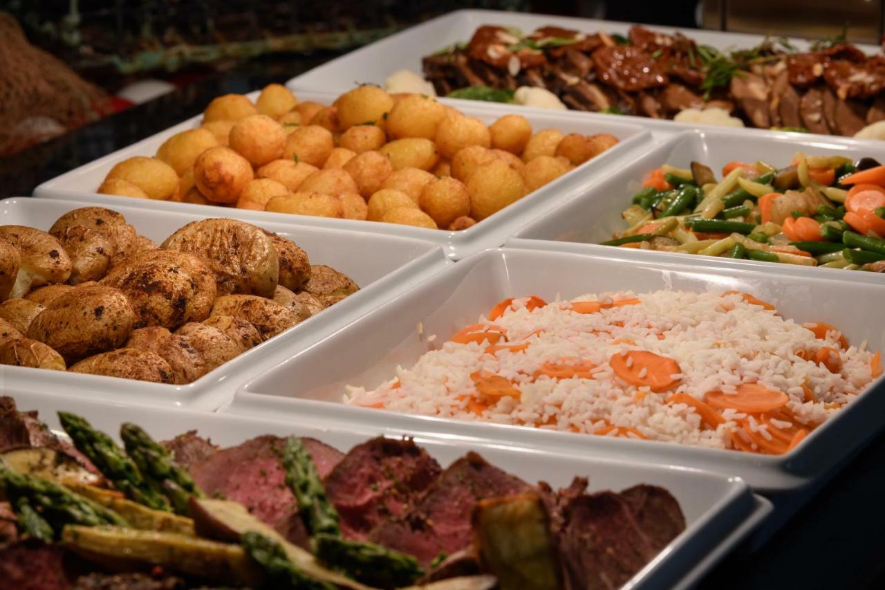 Pestana Vila Sol - Vilamoura Premium Golf Resort Dış mekan fotoğraf A selection of prepared foods at a buffet