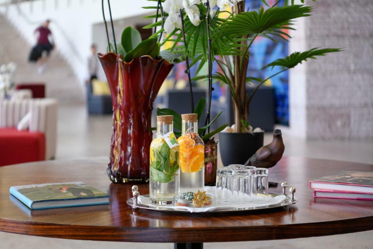 Pestana Vila Sol - Vilamoura Premium Golf Resort Dış mekan fotoğraf A bottle of infused water