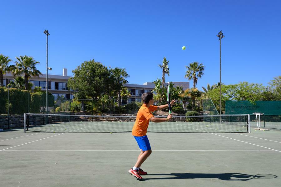 Pestana Vila Sol - Vilamoura Premium Golf Resort Dış mekan fotoğraf A player preparing to hit a backhand